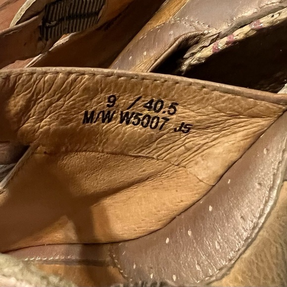 Born Women Drilles Sandal Sz 9
Wedge Heel Gold Shimmer Soft Leather
Platform - Picture 8 of 8